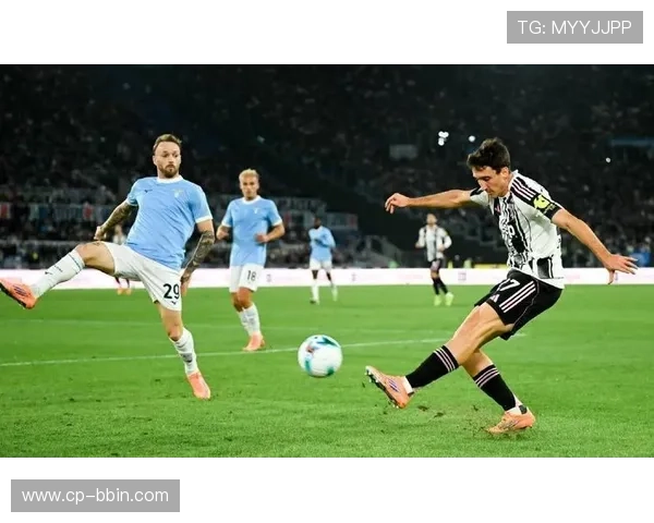 图多尔指示库普梅纳斯迅速掷边线球以保持进攻节奏并助攻进球